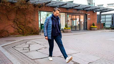Vanhustenhoito | Helsinkiläinen hoivakoti pystyttää pihalleen kontin omaisten tapaamisia varten – idea lasiseinän takaa järjestettäviin tapaamisiin saatiin Hollannista