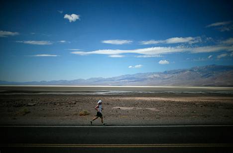 Badwaterin ultramaratonilla Kaliforniassa juostava matka on yli 200 kilometria. Kuva on heinäkuulta 2013.