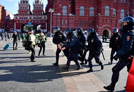 Venäjän viranomaiset ovat tiukasti puuttuneet kaikenlaiseen protestointiin Venäjän hyökkäyksen alettua. Mellakkapoliisit kantoivat protestoijaa Moskovan Maneesiaukiolla 13. maaliskuuta.