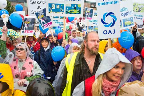Juha Sipilän (kesk) hallituksen leikkauspolitiikka sai mielenosoittajat kokoontumaan Rautatientorille syksyllä 2015..
