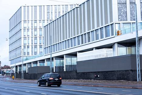 Uusia sairaalarakennuksia. Siltasairaalan pääsisäänkäynti on rakennuksen toisella puolella ja yhteinen Tornisairaalan kanssa. Meilahden rakennusten välillä on lukuisia yhteyksiä sekä maan päällä että alla.
