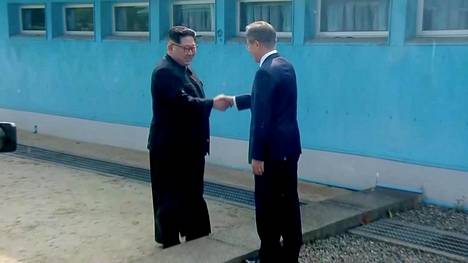 Suora lähetys: Etelä- ja Pohjois-Korean historiallinen tapaaminen on alkanut – Hymyilevät Kim Jong-un ja Moon Jae-in kättelivät rajan yli