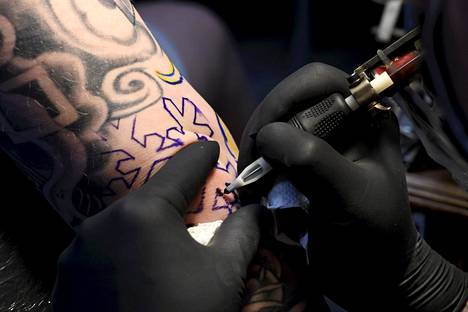 Uusien rajoitusten avulla on tarkoitus yhdenmukaistaa tatuointivärejä ja kestopigmenttejä koskeva lainsäädäntö EU:ssa. Lahdessa tehtiin tatuointia 10. joulukuuta 2020.
