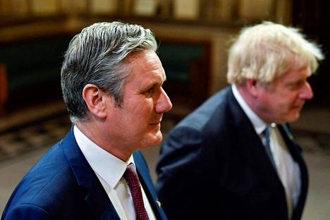 Britannian oppositiojohtaja Keir Starmer (vas.) ja nyt väistyvä pääministeri Boris Johnson parlamentin istuntokauden avajaisissa toukokuussa.