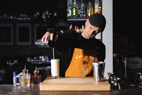 Turkulaisen Bar4:n omistaja Niclas Lundberg kertoo, että euroviisu­hypetys näkyy baaritiskillä: piña coladaa tilataan enemmän kuin aiemmin. 