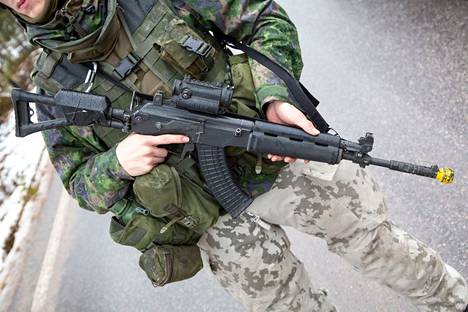 Suomalaisen jääkärin suojavarustusta Norjassa Naton Trident Juncture -sotaharjoituksessa vuonna 2018. 