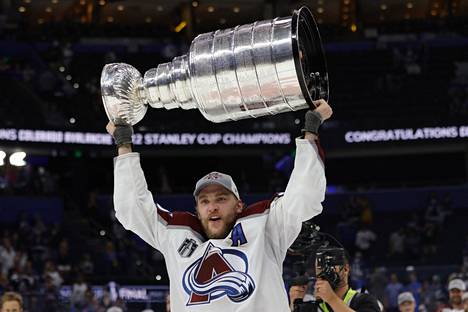 MIkko Rantanen pääsi nostelemaan Stanley Cupia viime kauden päätteeksi.