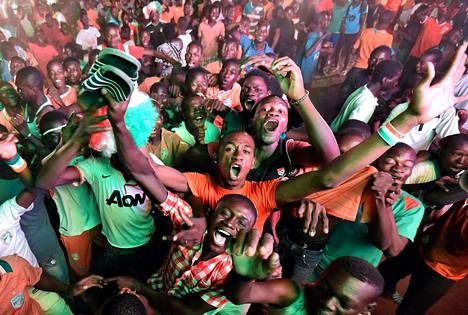 Ihmiset juhlivat Norsunluurannikon Abidjanissa torstaina, kun maan jalkapallojoukkue voitti Afrikan mestaruusturnauksen välierissä Kongon demokraattisen tasavallan. 