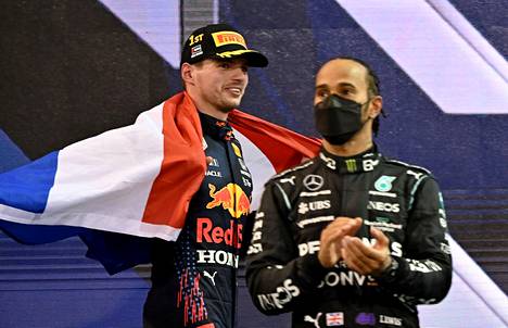Red Bullin Max Verstappen (vas.) ohitti Mercedeksen Lewis Hamiltonin Abu Dhabin gp:n viimeisellä kierroksella varmistaen samalla kuljettajien maailmanmestaruuden itselleen.