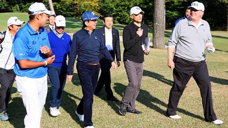 Presidentti Donald Trump käynnisti Aasian-matkansa viime sunnuntaina Japanissa pelaamalla kierroksen golfia pääministeri Shinzo Aben (sinisessä lippalakissa) kanssa. Tulosta ei kerrottu.
