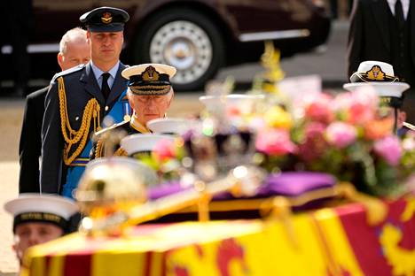 Kuningatar Elisabetin hautajaistilaisuus pidettiin  Westminster Abbeyssa. Sieltä arkkua olivat saattamassa ulos kuningas Charles III ja prinssi William. 
