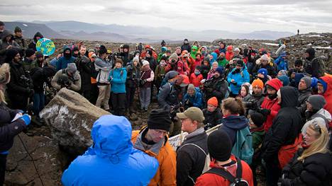Sunnuntaina Länsi-Islannissa pidettiin muistotilaisuus ilmastonmuutoksen vuoksi sulaneelle Okjökull-jäätikölle. Paikalla oli arviolta noin sata osallistujaa.