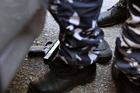 Libanonin turvallisuusjoukkojen työntekijöitä ryöstetyssä pankissa 14. syyskuuta. Heidän jaloissaan on AFP:n mukaan ryöstäjän sukulaislapsen leluase.