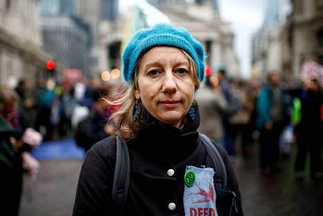 Gail Bradbrook syksyllä 2019 Extinction Rebellion -liikeen mielenosoituksessa Lontoossa.