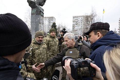 Presidentti Sauli Niinistö tapasi Borodjankan aluepuolustusjoukkojen jäseniä Ukrainassa tiistaina.