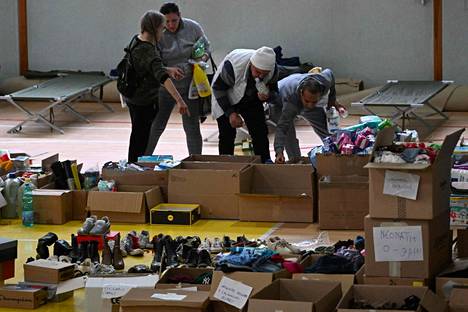 Kodeistaan paenneet asukkaat etsivät lahjoitusten joukosta vaatteita ja kenkiä 20. toukokuuta.