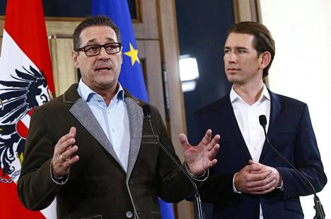 Vapauspuolue FPÖ:n johtaja Heinz-Christian Strache (vas.) ja oikeistopuolue ÖVP:n johtaja Sebastian Kurz kertoivat Itävallan hallitussovun syntymisestä perjantai-iltana Wienissä.