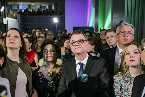 Keskustan puoluetoimistolla Helsingissä seurattiin huhtikuussa, kun puolue romahti historialliseen vaalitappioon.