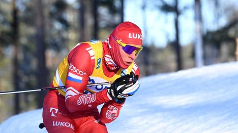 Hiihto | Aleksandr Bolšunov kaatui matkalla, mutta hiihti silti voittoon – Therese Johaug jätettiin naisten kisassa kolmanneksi