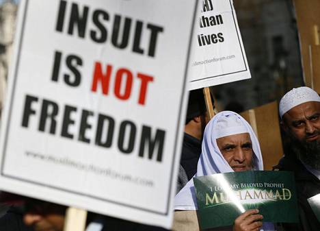 Muslimit osoittivat mieltään profeetta Muhammedin pilkkaamista vastaan Lontoossa helmikuussa 2015.
