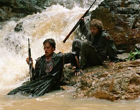 Christian Bale (vas.) ja Steve Zahn esittävät viidakossa pakenevaa Dengleriä ja tämän kumppania. Elokuvaa varten näyttelijät laihduttivat itsensä riutuvien vankien mittoihin.