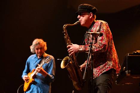 Soft Machinen John Etheridge osoitti kuuluvansa yhä Britannian merkittävimpiin jazzkitaristeihin. Oikealla saksofonisti Theo Travis. 