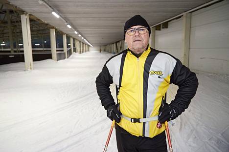 Harri Wuoristo hiihtää säännöllisesti Kivikon hiihtohallissa. Hänen mielestään hiihto on kuitenkin ulkolaji. 