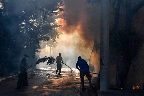 Paikalliset asukkaat yrittivät sammuttaa metsäpaloa Thrakomakedonésin kaupungissa lauantaina.
