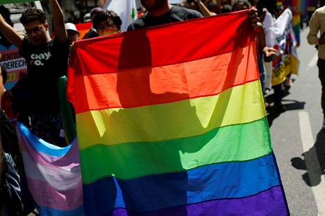 Sateenkaarilippu on LGBTQ+ -yhteisön tunnus.