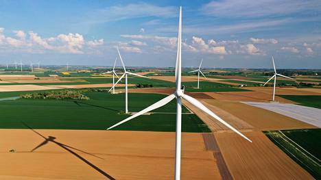 Energia | Tuuli ja aurinko jyräsivät hiilen EU:ssa – koronakriisi vauhditti uusiutuvan energian kasvua