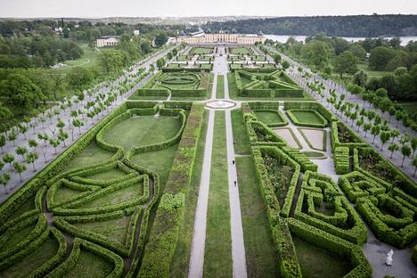 Drottningholmin linnan muotopuutarha ja puisto perustuvat tarkkoihin geometrisiin muotoihin ja symmetriaan. Innoitusta on haettu Versaillesista.