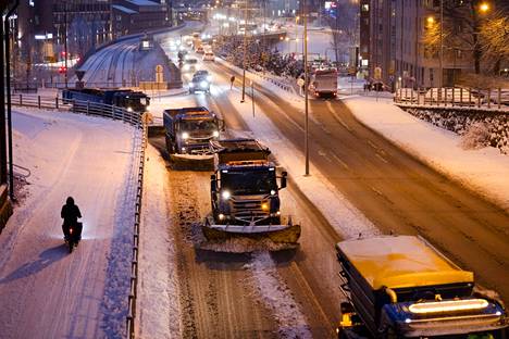 Pakkanen alkoi taas kiristyä pääkaupunkiseudulla tammikuun alusta. 3. tammikuuta pelättiin lumikaaosta, mutta sellaista ei tullut. Aura-autot raivasivat lunta tiistaina Helsingin Sörnäisissä.