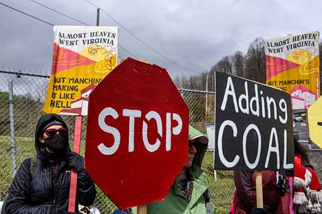 Ihmiset osoittivat mieltään ilmastotoimia vastustavaa senaattori Joe Manchinia vastaan Länsi-Virginiassa Grant Townin hiilivoimalalla 9. huhtikuuta.