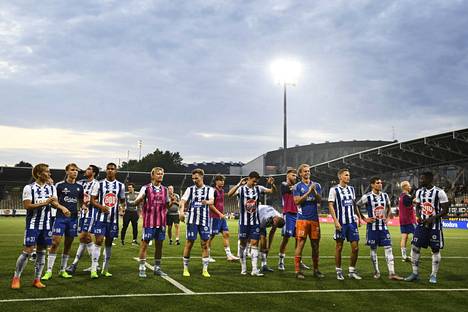 HJK:n pelaajat juhlivat kannattajiensa kanssa kotikentällä saavutettua 1–0-voittoa Silkeborgista Eurooppa-liigan viimeisellä karsintakierroksella 18. elokuuta.