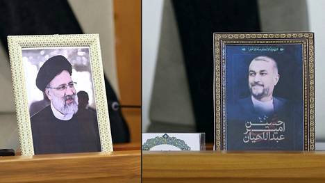 Presidentti Ebrahim Raisin (vas.) ja ulkoministeri Hossein Amir-Abdollahianin muotokuvat tyhjien tuolien edessä Iranin hallituksen kokouksessa Teheranissa maanantaina.