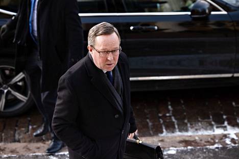 Elinkeinoministeri Mika Lintilä saapuu hallituksen neuvotteluihin Säätytalolle 30. marraskuuta.