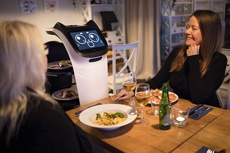 Tarja Palomäki (selin) ja Tuula Railonkoski esittelivät robottitarjoilijan toimintaa Hampton Bay -ravintolassaan. Heidän Happy Hour Restaurants -yritykseensä kuuluvat myös Storyville ja Rymy-Eetu.