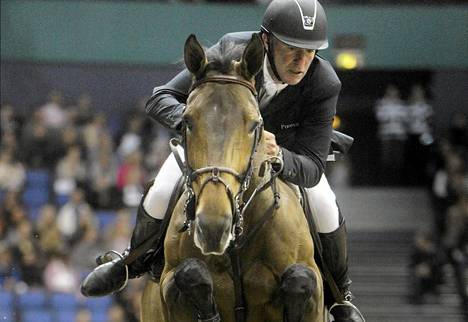 Roger Yves Bost ratsasti hevosellaan Castle Forbes Myrtille Paulois maailmancupin voittoon Helsingissä sunnuntaina.