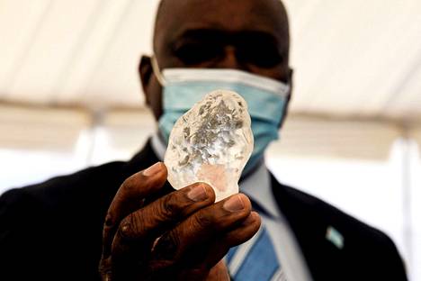 Botswanan presidentti Mokgweetsi Masisi piteli keskiviikkona käsissään maailman kolmanneksi suurinta timanttia, joka löydettiin kesäkuun alussa.