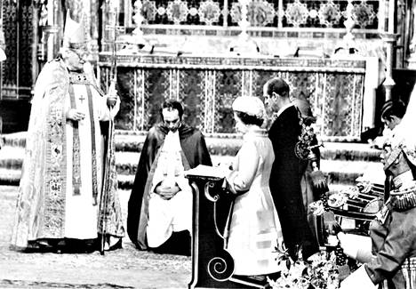 Canterburyn arkkipiispa lukee rukousta kuningatar Elisabetin ja prinssi Philipin polvistuessa hänen eteensä Westminster Abbeyssa pidetyssä kiitosjumalanpalveluksessa maanantaina. Päivä oli hallitsijapariskunnan hopeahääpäivä.