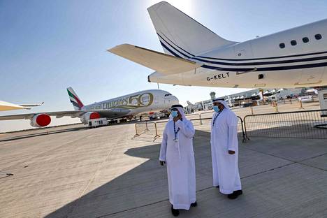Airbusin valmistamia A380-lentokoneita Dubain lentokentällä ilmailunäytöksen ensimmäisenä päivänä 14. marraskuuta.