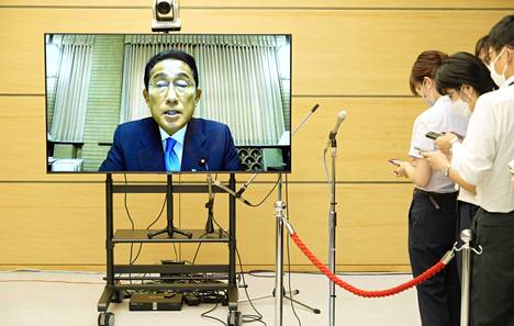 Japanin pääministeri Fumio Kishida piti keskiviikkona etätiedotustilaisuuden, koska häneltä todettiin tiistaina koronavirustartunta. 