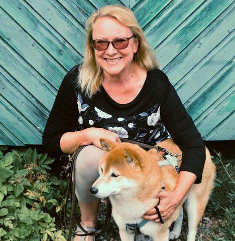 Leena Sainio kuvattuna koiransa Voden kanssa.