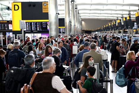 Matkustajat jonottivat Lontoon Heathrow’lla maanantaina. Pahoja ruuhkia on nähty kesän aikana lentokentillä ympäri Eurooppaa.