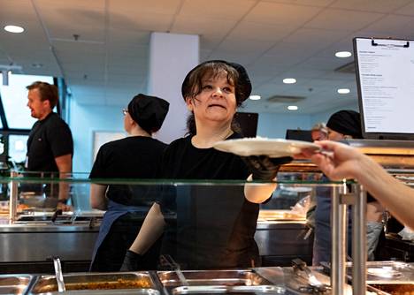 Carita Vertanen annosteli asiakkaille ruokaa Kaivopihan Unicafessa. Tarjolla olevia ruokia saa myös buffet-tyylisesti.