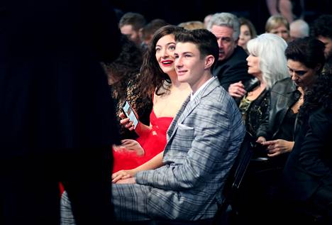 Lorde istui Grammy-palkintogaalan yleisössä veljensä Angelo Yelich-O'Connorin seurassa.