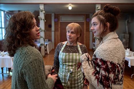 Anna Ackerman (vas.), Leea Klemola ja Emma Kilpimaa valmistelevat hääjuhlaa Huonot naiset -elokuvassa. 