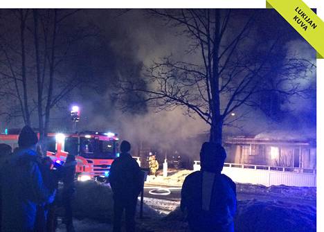 Järvenpään Välskärinkadulla sijaitsevan rivitalon asukkaat on evakuoitu tulipalon vuoksi.