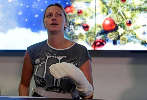 Petra Kvitova piti lehdistötilaisuuden käsi paketissa.