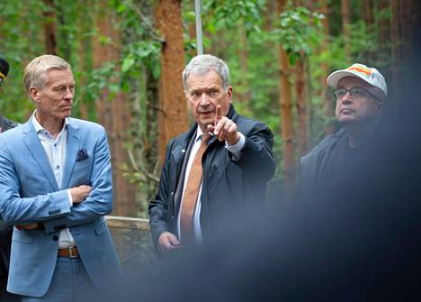 Helsingin yliopiston kansleri Kaarle Hämeri (vas.) vieraili presidentti Sauli Niinistön kanssa Hyytiälän metsäasemalla 2019.